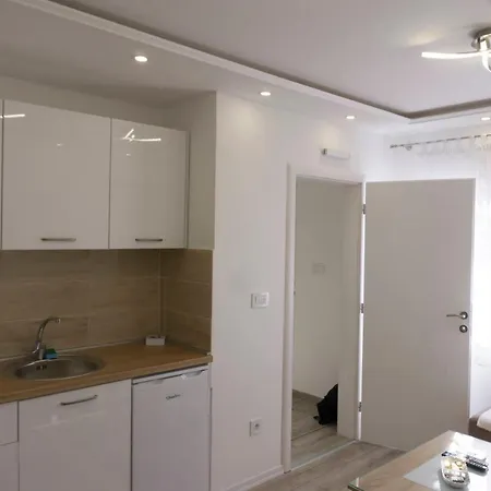 Apartment Vs Lux *